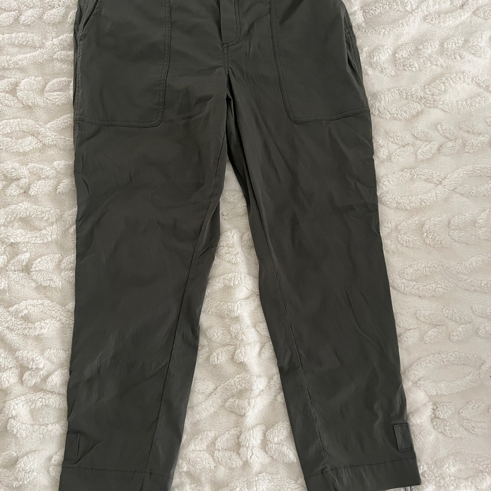 Women’s Athleta olive green Trekkie Pant